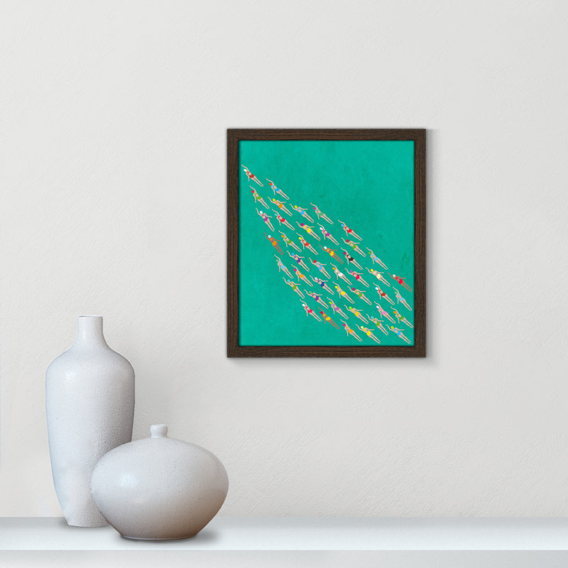 «Racing Swimmers Print» par WallChart, Grain de bois noyer, L 13 po x H 15 po, Impression encadrée