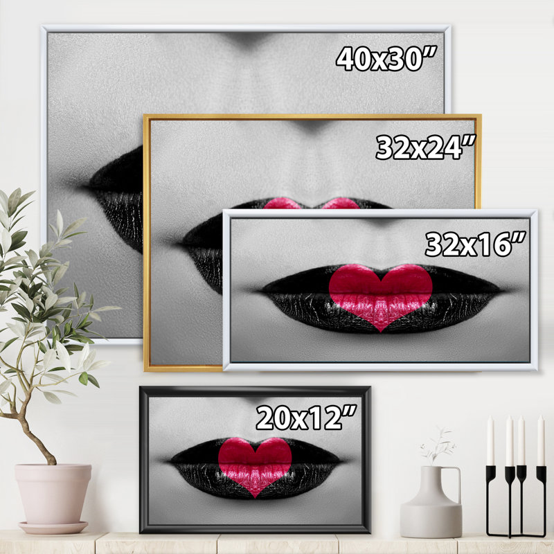 Cœur rouge avec des lèvres noires et blanches - Peinture sur toile, H 16 po x l 32 po x p 1 po, Toile encadrée d'or