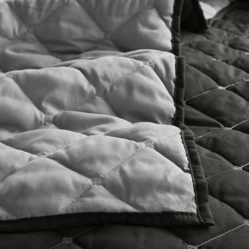 Ensemble de literie à rayures 7 pièces pour très grand / très grand lit. Fabriqué en microfibre. Assure un confort durable. Et stable. Motif charmant. Convient à divers esthétiques de chambre à coucher. Pour réduire le rétrécissement. Simple poignée - très grand