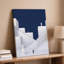 Toile, scène architecturale minimaliste mettant en vedette des bâtiments géométriques blancs Stark et des escaliers muraux qui montent vers une toile profonde-273103247