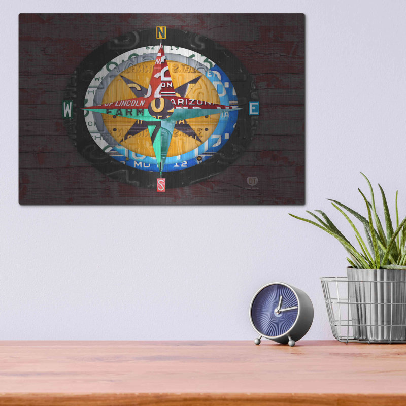 Métal de luxe «Compass» par Design Turnpike, métal «Compass» par Design Turnpike, H 12 po x l 16 po