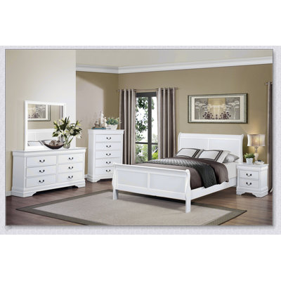 Commode 5 tiroirs à finition blanche de style traditionnel avec poignées tombantes antiques pour un rangement élégant dans la chambre à coucher