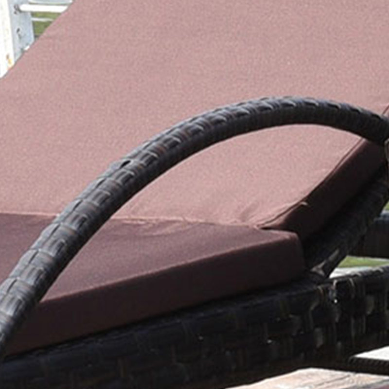 Ensemble de chaises longues d'extérieur avec table