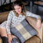 Coussin à carreaux carrés-897232889