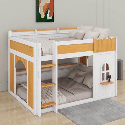 Lit superposé double au-dessus de double avec tablettes de rangement, fenêtre et deux portes