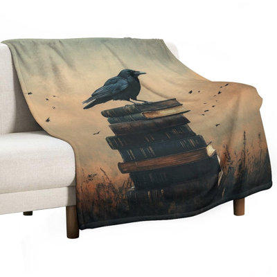 Corbeau perché sur des livres antiques, couverture de luxe en flanelle, jeté doux et chaud pour le canapé-lit du salon