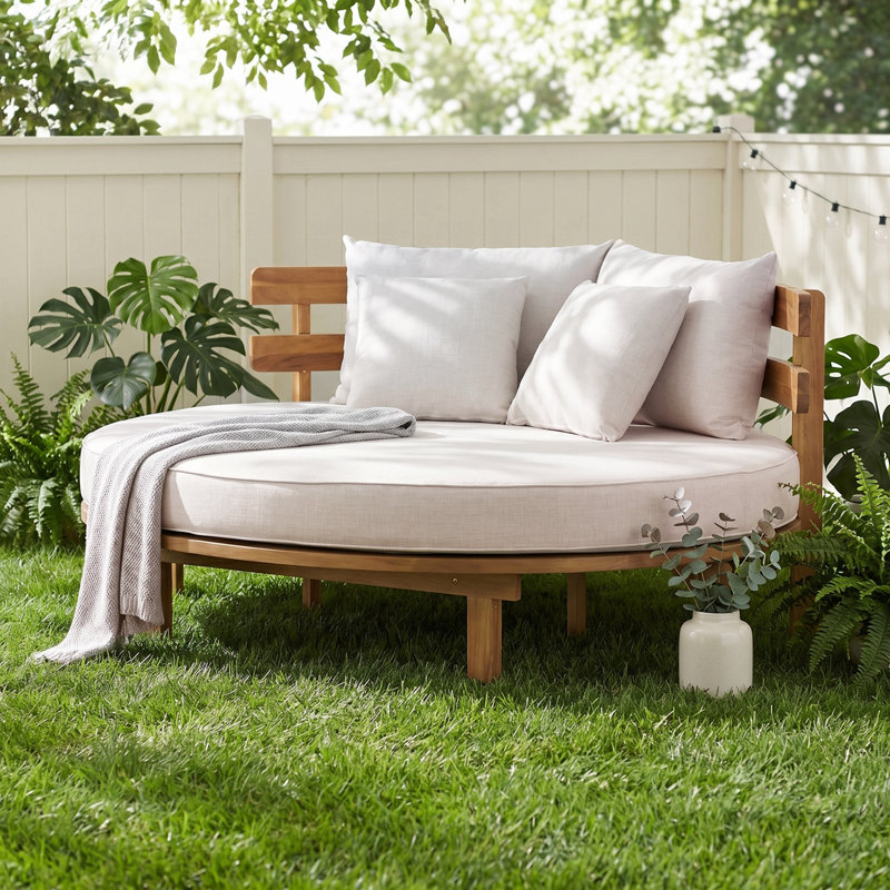 Lit de jour extérieur en bois rond avec dossier à lattes incurvé, coussin et 4 coussins