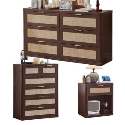 Ensemble de 3 meubles en rotin, style bohème bois : commode à 6 tiroirs (122 cm), commode haute (107 cm), table de chevet 1 tiroir (58 cm) avec station de recharge.