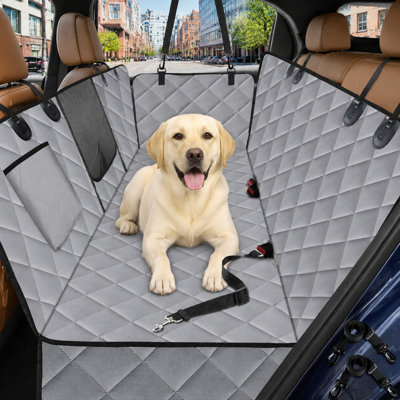 Fabriqué en tissu Oxford 600D, ce hamac imperméable pour chien destiné aux sièges arrière de voitures et de VUS comprend des rabats latéraux zippés, une fenêtre en filet, une protection anti-rayures et antidérapante, ainsi qu'une ceinture de sécurité pour chien.