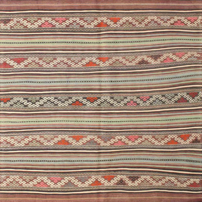 Tapis brun à motif géométrique