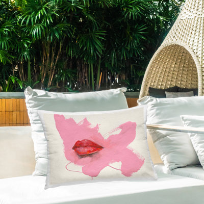 Coussin d'extérieur imprimé "Red Lips on Pink" par Daniel Houston
