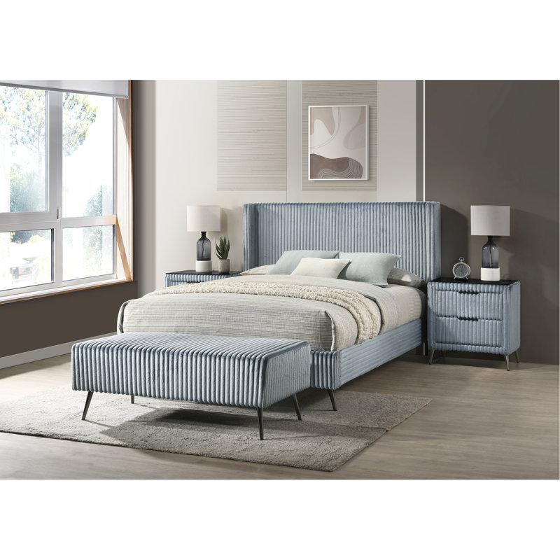 Élégante chambre en velours côtelé bleu pour grand lit: lit, 2 tables de chevet spacieuses et banc en tissu: