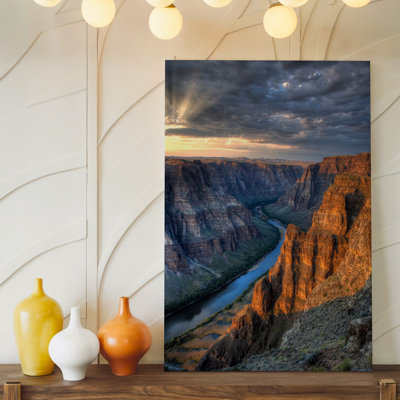 Toile, un paysage de canyon à couper le souffle au crépuscule, mettant en vedette une formation d'art rupestre robuste avec crevasses profondes et art mural sur toile dramatique