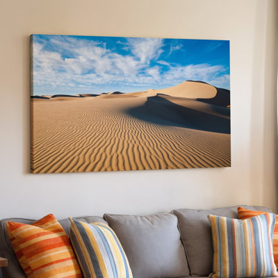Toile, "Un vaste paysage désertique sous un ciel azur brillant", mettant en vedette des dunes de sable aux courbes douces et une toile complexe