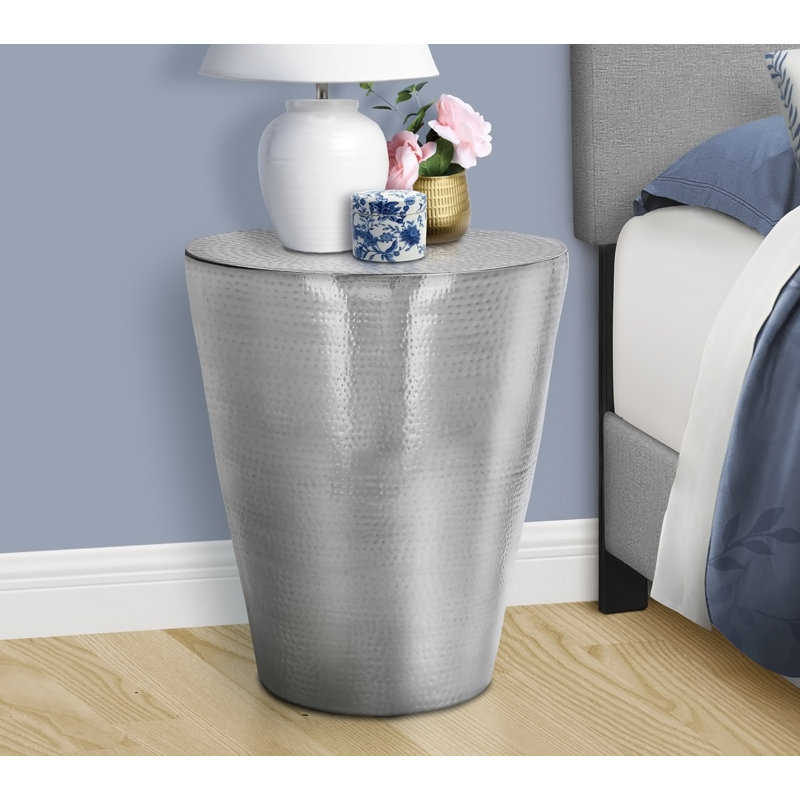 Table d'appoint compacte en stratifié taupe foncé avec rangement caché et porte-gobelet double, parfaite pour le salon ou la chambre à coucher