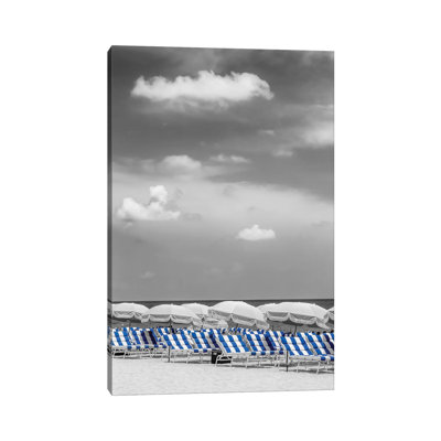 «Beach Scene with a Blue Color Pop» par Melanie Viola - Photographie de toile tendue