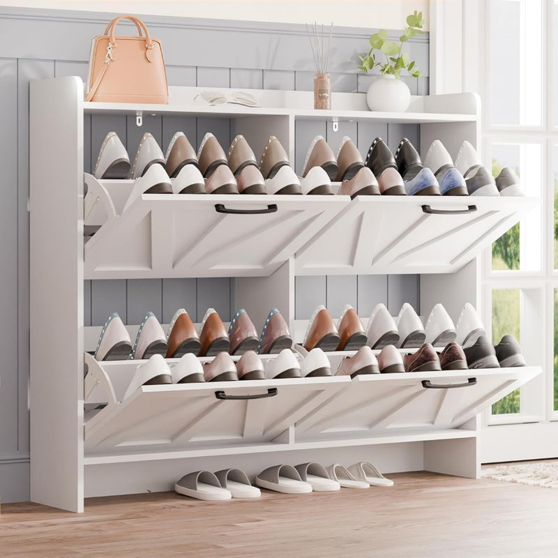 Armoire à chaussures blanche moderne avec rangement mince à 4 niveaux, panneaux de porte et dégagement inférieur pour l'organisation du vestibule ou du salon