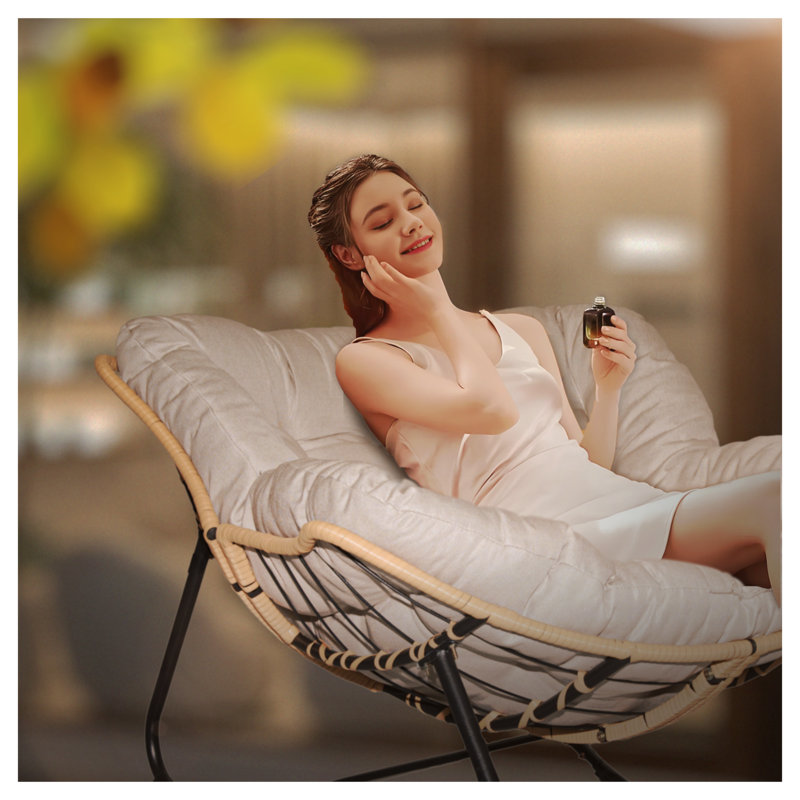 Chaise berçante beige en rotin, Beige