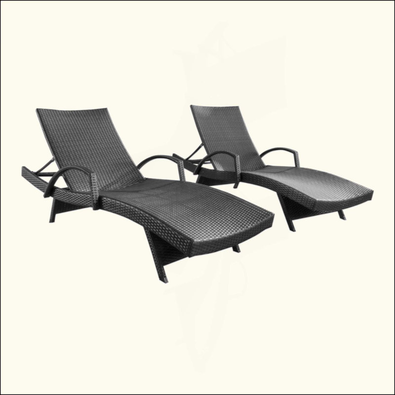 Chaise longue en osier PE avec accoudoirs, résistante aux intempéries et ergonomique pour un confort et une détente ultimes