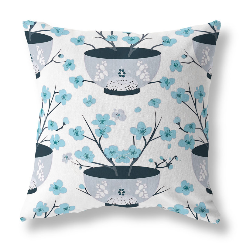 Coussin décoratif intérieur / extérieur Potting Cherry Blossoms, Île Seymour Nord, Galapagos, H 26 po x l 26 po
