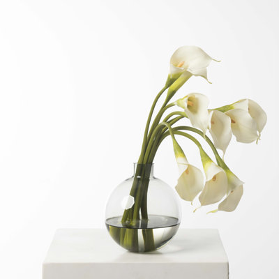 Élégants arrangements floraux de lys au toucher véritable dans un vase