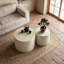 Ensemble de 2 tables basses gigognes beiges en faux marbre, tables d'appoint rondes rondes modernes en bois pour petits espaces de salon