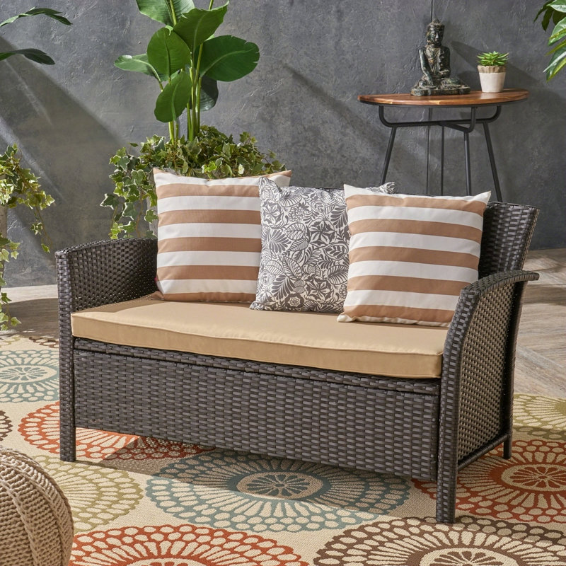 Causeuse St Lucia avec tissu durable et assise confortable, parfaite pour les salons confortables et les petits espaces.