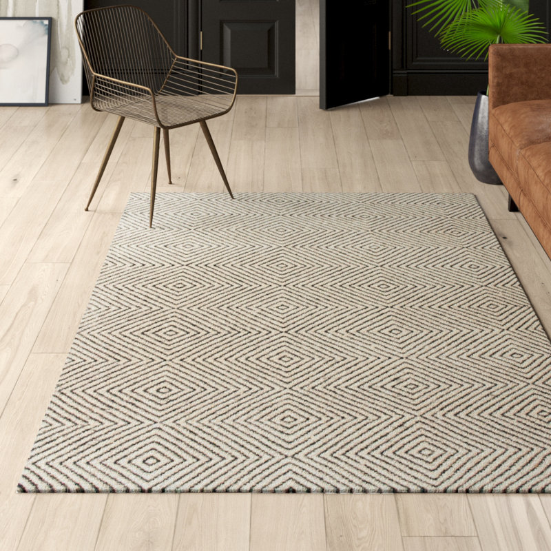 Tapis en laine ivoire et noir à motif géométrique de losanges touffeté et fabriqué à la main Azarian