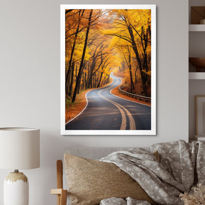 Route d'automne dorée dans la forêt I