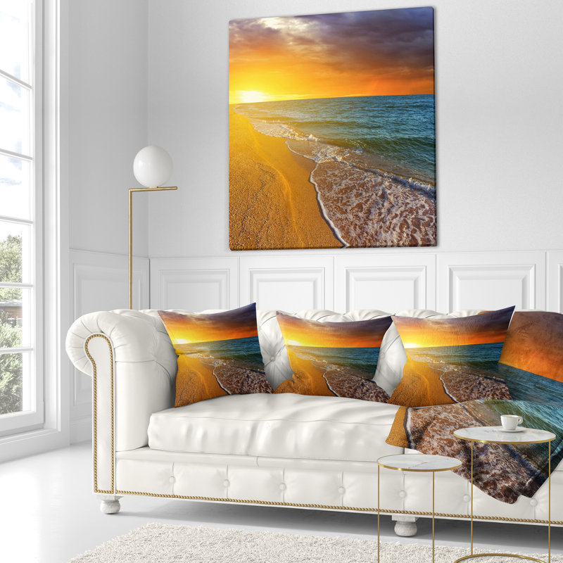 Coussin décoratif imprimé «Fantastic Yellow Sky in Blue Beach - Sea & Shore», 16 po x 1 po, Carré