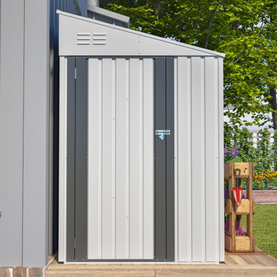 Remise de rangement blanche adossée 4 pi x 7 pi, remise de jardin et de vélo en métal robuste avec porte verrouillable, solution de rangement facile à assembler dans la cour