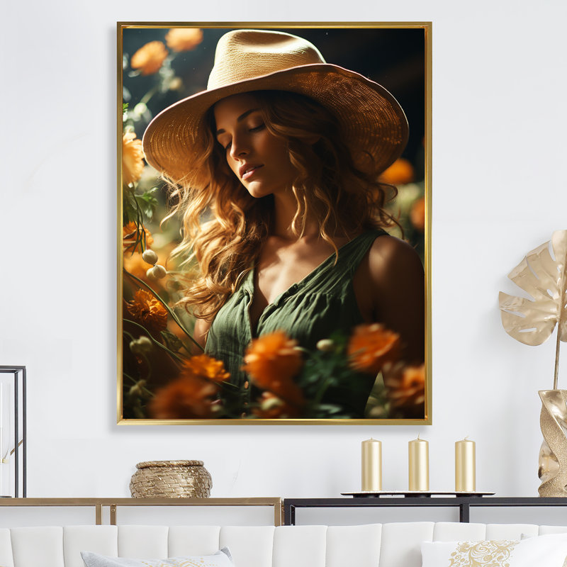 Femme avec chapeau de ferme sur toile, Cadre flottant doré, H 32 po x l 16 po x P 1 po