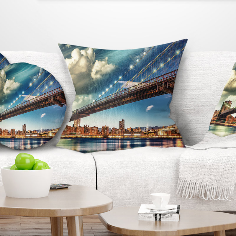 «Manhattan Skyline at Summer» - Coussin imprimé Cityscape, 16 po x 1 po, Coussin décoratif
