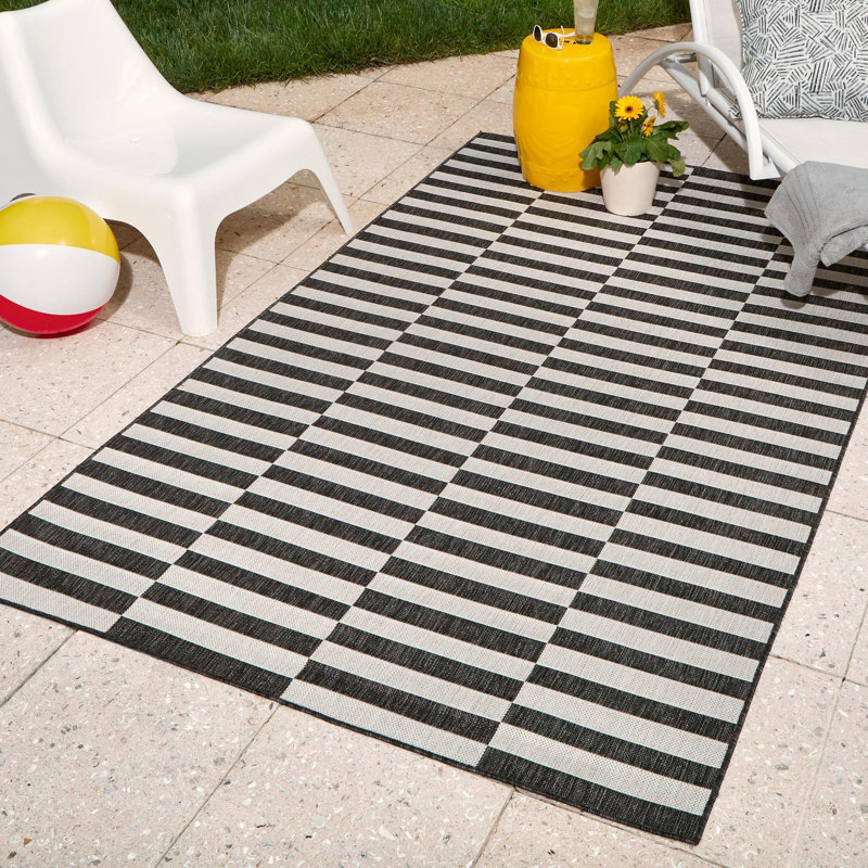 Tapis intérieur / extérieur rayé gris anthracite / ivoire Finkelstein, Rectangle 6 pi 1 po x 9 pi