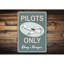 Enseigne en aluminium «Pilots Only Hangar»-58294039