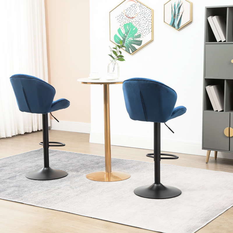 2 comptoirs bleus avec dossier et repose-pieds réglables pour les chaises de bar de cuisine en bleu, éclectique