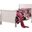 Élégant lit blanc en bois massif et espace de rangement classique-488575874