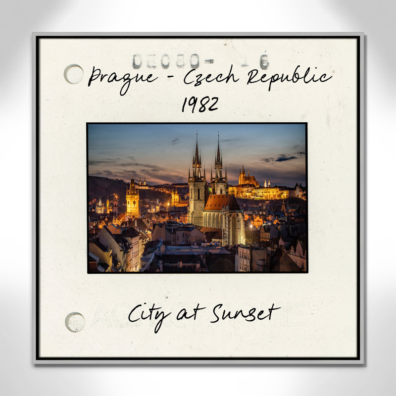 Impression de ville au coucher du soleil, Prague, République tchèque par Danita Delmont, Toile argentée avec cadre flottant