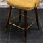 Tabouret de comptoir jaune de style Mid-Century moderne à 2 boutons, revêtement en tissu, garniture cloutée, paire de pieds en bois massif, siège incurvé, repose-pieds en métal