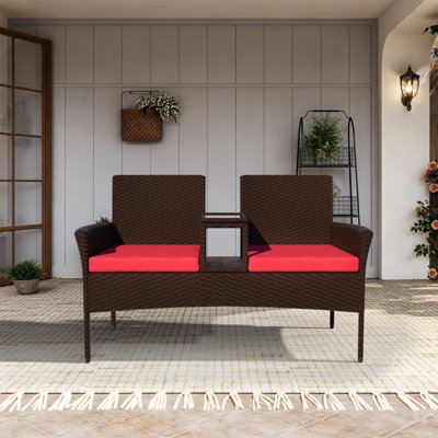 Causeuse d'extérieur en osier PE avec larges accoudoirs, table d'appoint intégrée en verre et coussins moelleux, ensemble de mobilier d'extérieur résistant aux intempéries pour patio, cour, jardin, porche (rouge)