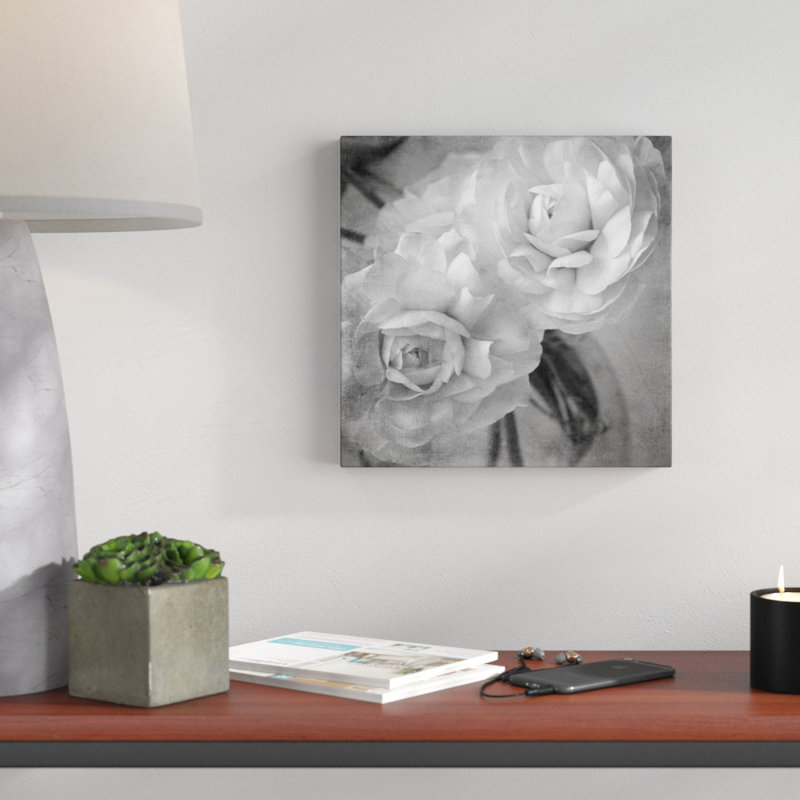 «Dark Ranunculus I», photographie sur toile, H 12 po x l 12 po, Toile tendue