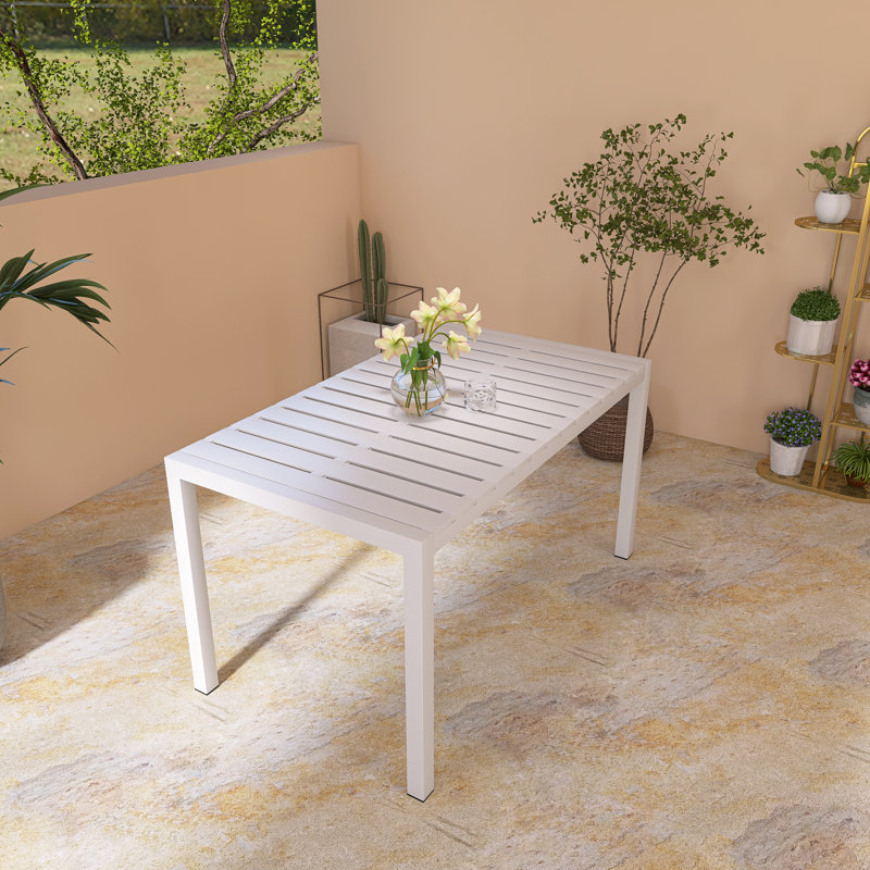 Table de salle à manger moderne de 55 po pour patio, table longue polyvalente intérieure / extérieure avec plateau en PP et pieds en métal