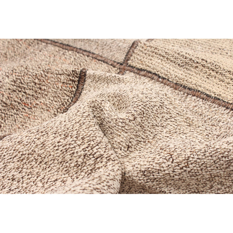 Tapis brun clair en laine tissé à plat à la main à motif patchwork Martiya 5 pi 4 po x 7 pi 8 po