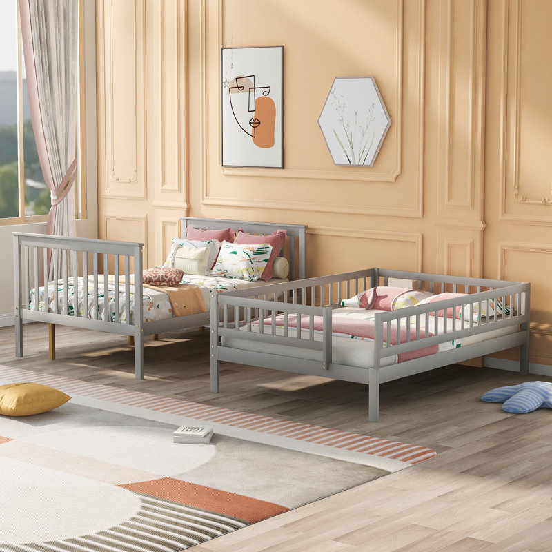 Lit double superposé au dessus d'un lit double avec lit gigogne et escalier, tablettes de rangement, 3 lits convertibles, bois massif, gris