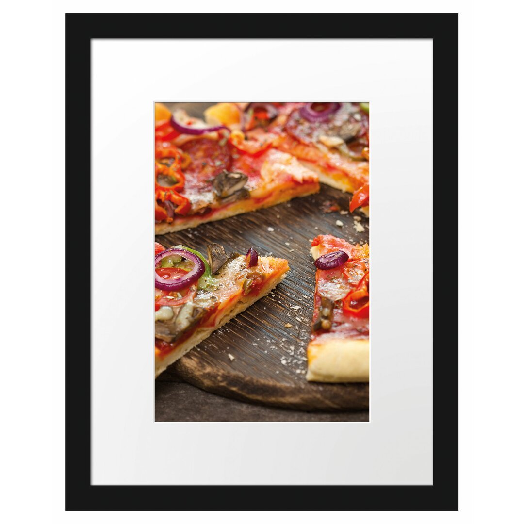 Gerahmtes Poster Leckere Pizza auf Holztisch