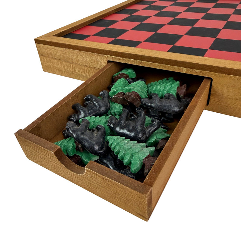 Jeu de damier rustique en bois de la baie de Chesapeake avec des pièces représentant un ours et des conifères, 32,4 cm de large