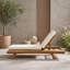 Chaise longue d'extérieur en bois avec coussin-133231176