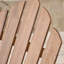 Détendez-vous dans la cour avec cette chaise berçante en bois avec un look classique
