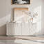 Buffet moderne à 4 portes avec motif ondulé sculptural et tablettes de rangement-131076901