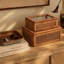 Boîtes de présentation modernes en rotin tissé et en bois avec plateau en verre-324030884-324030887